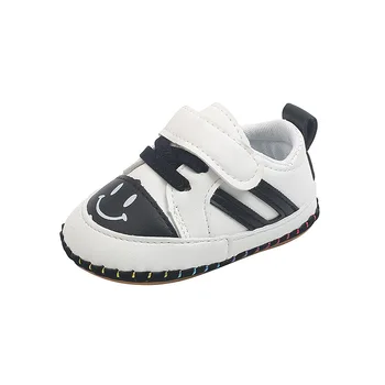 Детски обувки за бебета 2023 г., новите детски сладки усмихнати момчета и момичета, обувки с мека подметка, модерни ежедневни обувки на плоска подметка, топли